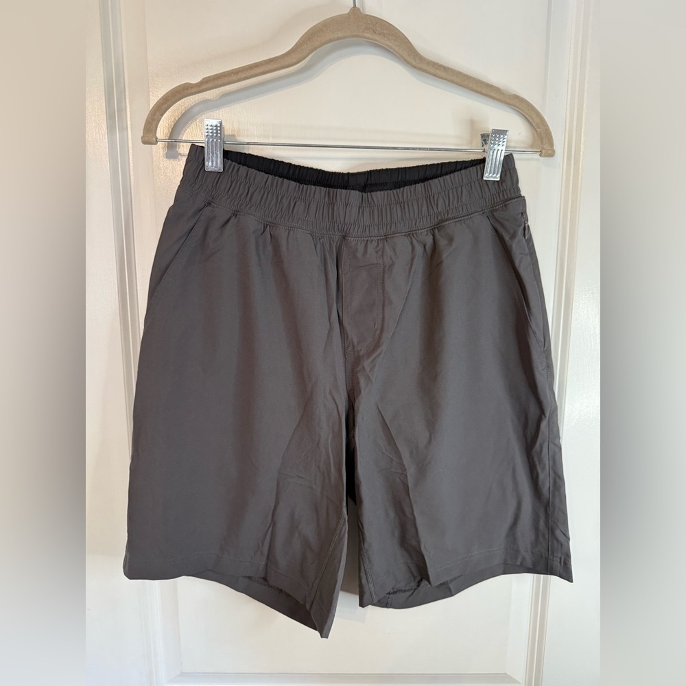 NWT Rhône Men’s 9” Gray Lined Mako Shorts - Size Small